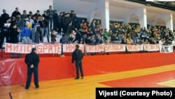 Navijači Lovćena sa natpisima, februar 2013.