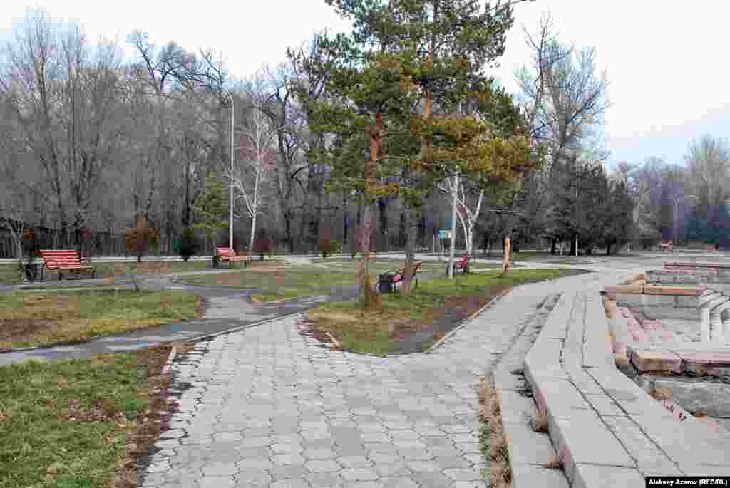 Роща Баума в меридианальном направлении вытянута на 3,5 километра, в широтном – на 0,4–0,6 километра. С юга она подходит к недавно облагороженному руслу Большого Алматинского канала. 