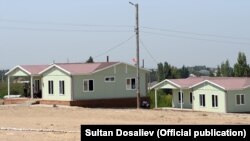 Новые дома в селе Максат Лейлекского района Баткенской области. 27 августа 2021 года.