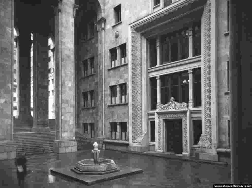 Внутрішній дворик будівлі парламенту Грузії, сфотографований у 1950-х роках, тоді ця будівля була відома як Будинок уряду Грузинської Радянської Соціалістичної Республіки 