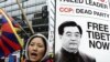 Proteste gatnaşan tibetliler Hytaýyň hökümetiniň Tibetde alyp barýan syýasatyna-da närazylyk bildirdiler.