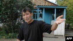 Галымжан Жакиянов в колонии в Павлодарской области после того, как ему разрешили жить на территории поселка в отдельном домике. 19 сентября 2004 года. 
