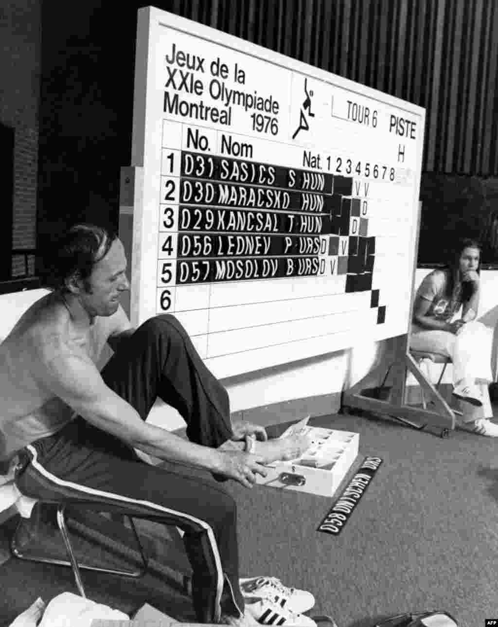 Oýundan gyrakladylan sowet sportsmeni Boris Onişenko jorabyny geýýär. Montreal,1976.