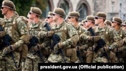 Українські військові під час військового параду в День Незалежності України. Київ, 24 серпня 2017 року