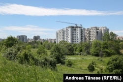 Blocuri de locuințe în construcție în apropierea Parcului Natural Văcărești.