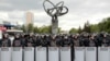 Полиция блокирует территорию во время протестов против президентских выборов в Нур-Султане. 10 июня 2019 года.
