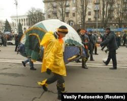 Прихильники Ющенка несуть намет, щоб встановити його в центрі Києва. 22 листопада 2004 року