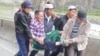 Участники акции протеста не пропускают транспорт, люди вынуждены переходить через ограждения пешком. Больше всего неудобств это доставляет путникам с маленькими детьми и больным.