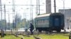 Пенсии все равно будут ждать на счетах, пока люди не получат новые карты