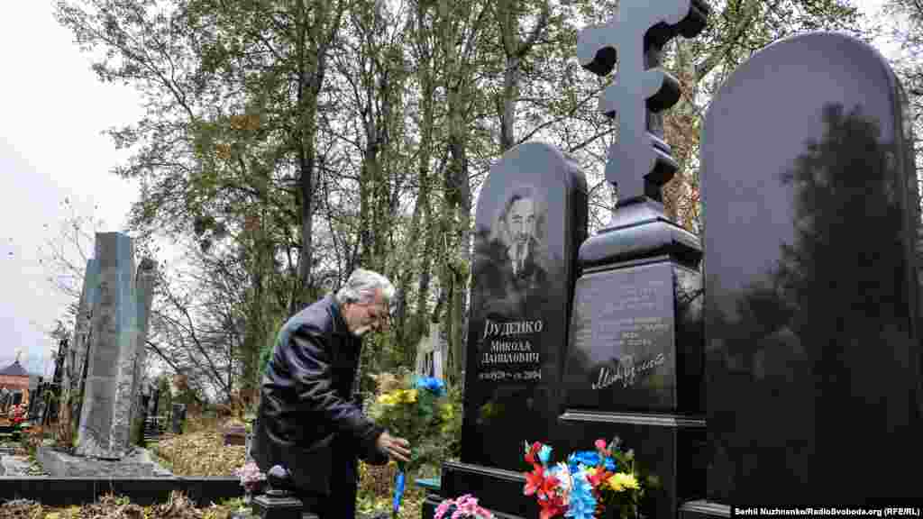 Левко Лук’яненко на могилі Миколи Руденка, одного із засновників Української Гельсінської групи