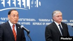 Канат Саудабаев (слева) и Эдвард Налбандян на пресс-конференции, Ереван, 16 февраля 2010 г. 