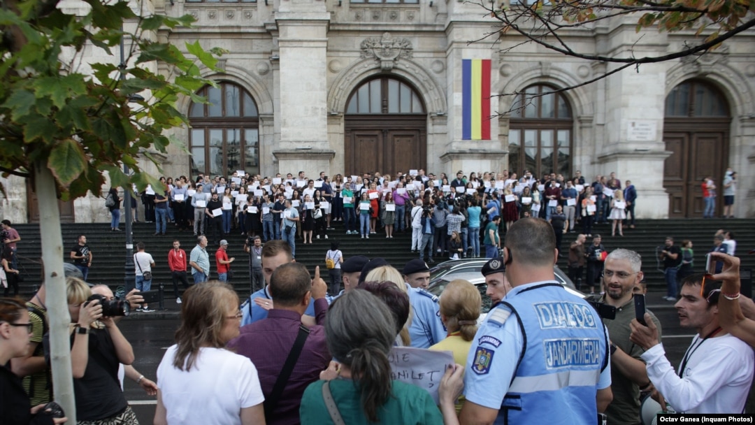Magistrați protestând în fața Tribunalului din București față de modificărilor făcute la legile justiției de guvernarea dominată de Liviu Dragnea. Era o perioadă în care magistrații și justiția se bucurau de o încredere mai mare în rândul populației. Acele timpuri au trecut.