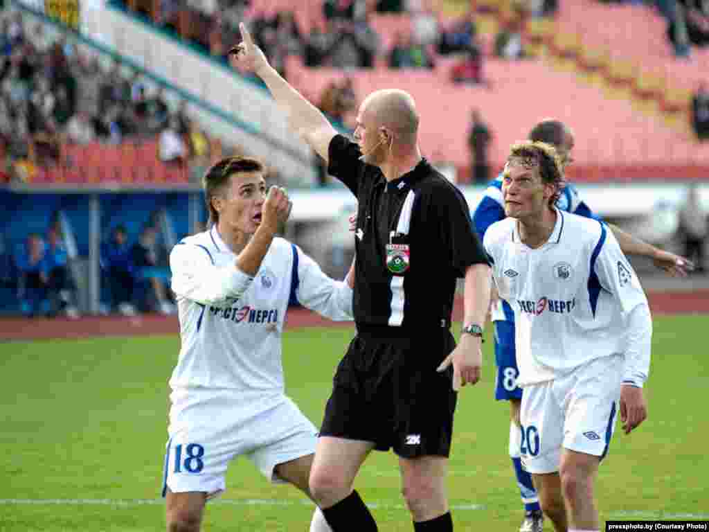 Спорт. II месца, Віктар Байкоўскі Напружаны момант. Футбольны матч «Дынама» (Берасьце) – «Дынама» (Менск). Берасьцейскі стадыён.
