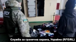 Част от намерените от украинските граничари контрабандни цигари на борда на "Героите на Севастопол".