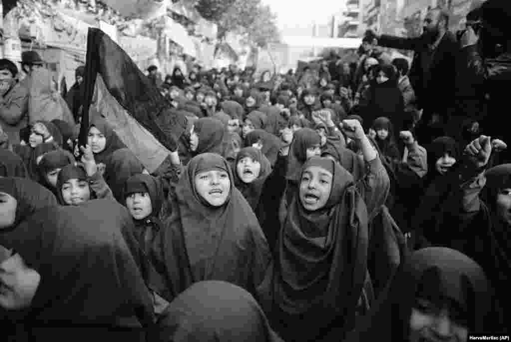 Іранські дівчата-сироти протестують перед американським посольством 27 листопада 1979 року, вимагаючи, щоб шаха повернули в країну і щоб він постав перед правосуддям