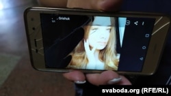 Маці паказвае фота сваёй загінулай дачкі