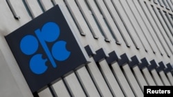Напередодні представники Організації країн-експортерів нафти (ОПЕК) і партнерів картелю після дев’яти годин переговорів попередньо погодили угоду, за якою видобуток планують скоротити на 10 мільйонів барелей на добу в травні і червні