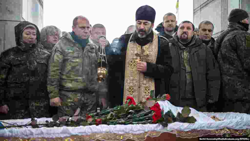 Загиблого бійця відспівував священник