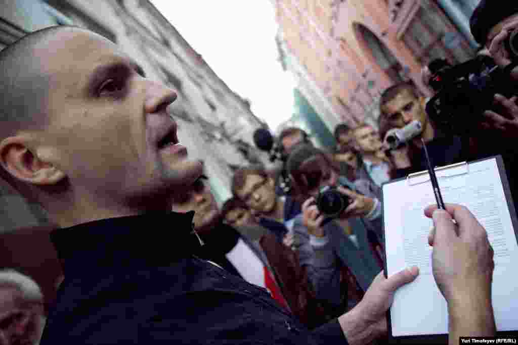 В начале акции несколько участников акции передали в ЦИК свои заявления с требованием исключить их из списка избирателей, в связи с нежеланием принимать участие, по их мнению, в незаконных выборах. 