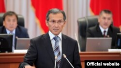 Жоомарт Оторбаев Жогорку Кеңеште ант берүүдө