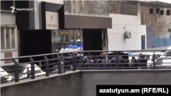 Երևանում գտնվող «Էրեբունի պլազա» հյուրանոցը շրջապատված է ոստիկաններով, ներսում քաղաքացի Արթուր Թորոսյանը կրակոցներ է արձակել, 23 հունվարի, 2020թ.