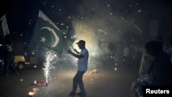<p>ساکنان حیدرآباد پاکستان پس از اعلام آتش‌بس بین اسلام‌آباد و دهلی‌نو پس از روزها تبادل آتش بر سر منطقهٔ مورد مناقشه کشمیر، جشن می‌گیرند