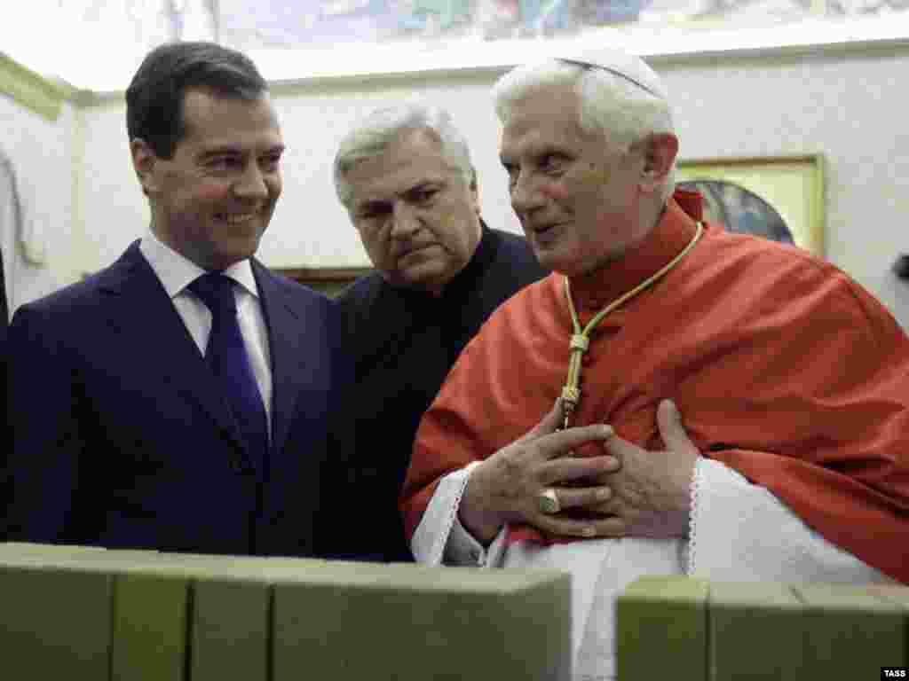 Со Дмитриј Медведед во декември 2009 