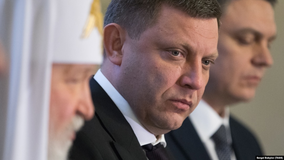 У червні до анексованого Криму замість Захарченка приїхав Денис Пушилін, так званий «глава ради депутатів» угруповання «ДНР»
