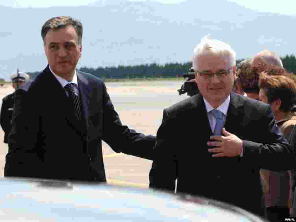 Predsjednici Vujanović i Josipović u podgoričkoj zračnoj luci, 01.07.2010. Foto: Savo Prelević