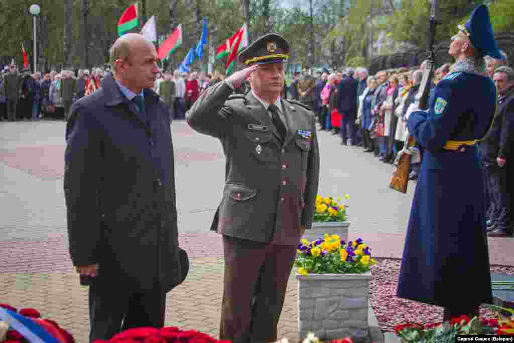 Кветкі ўсклалі прадстаўнікі амбасады Ўкраіны — аварыя адбылася на тэрыторыі Ўкраінскай ССР, закранула вялікія тэрыторыі краіны