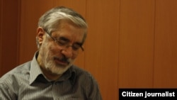 میرحسین موسوی شهریور ماه گذشته نیز به دلیل عارضه قلبی به یکی از مراکز تخصصی قلب تهران منتقل شد 