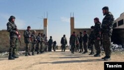 شماری از اعضای لشکر فاطمیون در نزدیکی حلب سوریه