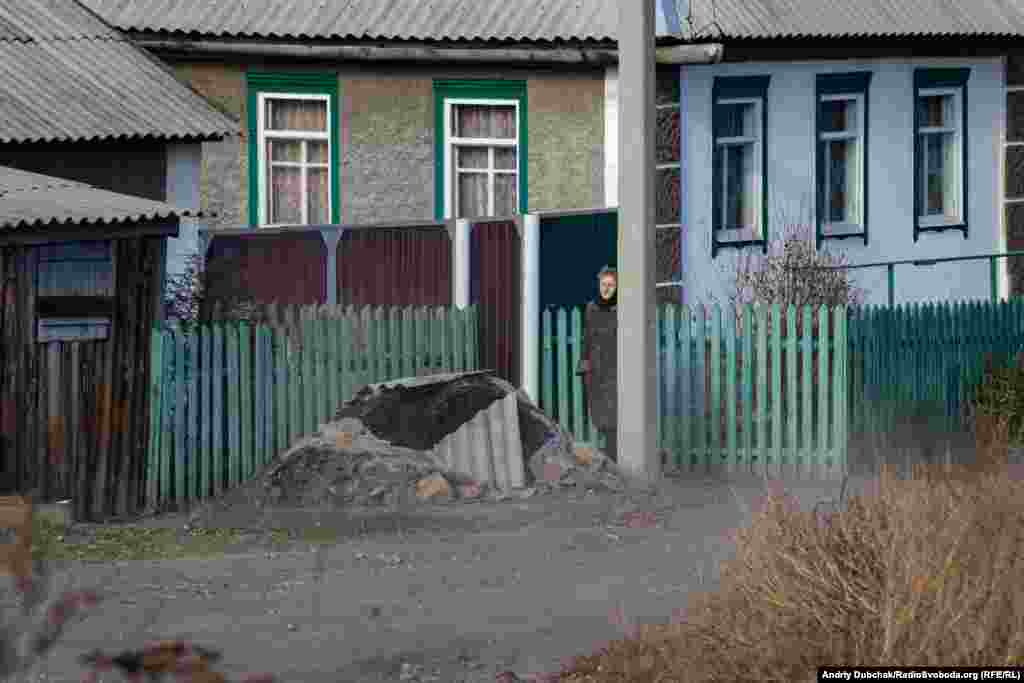 Місцеві з пресою не дуже хотіли розмовляти і намагалися триматися далі від камер. Хтось із них був за, хтось проти розведення, але ось воно відбулося, і тепер усі чекають, що ж воно буде далі і яким буде життя у знову «напівсірій зоні». Село раніше вже було у «сірій зоні». У січні 2018-го українська армія повернула його під свій контроль