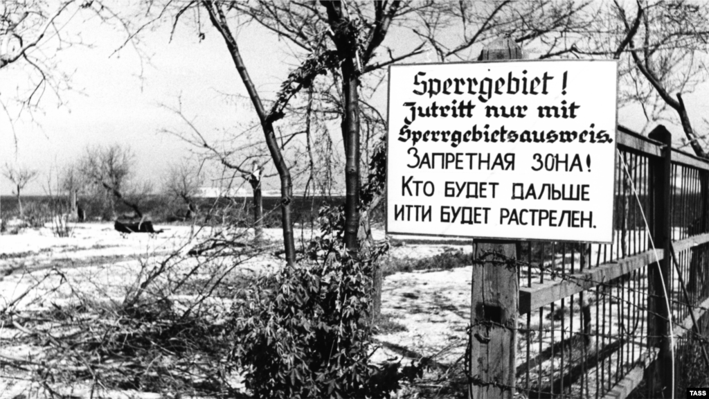 Але й про ідеалізацію окупації не йдеться. Зображене оголошення було сфотографовано в 1944 році, але з&#39;явилося, зрозуміло, набагато раніше. Поділ міст на зони для &laquo;істинних арійців&raquo; і для всіх інших &ndash; звична нацистська практика. &nbsp; На фото: оголошення про початок &laquo;забороненої зони&raquo; на Приморському бульварі Севастополя, травень 1944 року