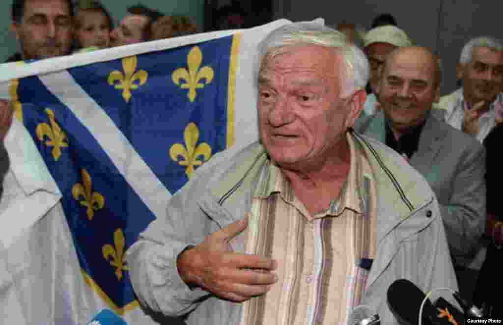 BiH - Penzionisani general Armije BiH Jovan Divjak stigao je u Sarajevo, nakon što je austrijsko pravosuđe odbacilo zahtjev Srbije za izručenje, 29.07.2011. Foto: Feđa Krvavac/Sarajevo-x.com