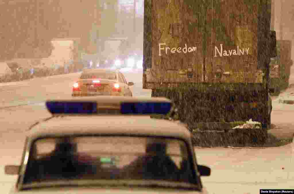 Напис «Свободу Навальному» на підтримку опозиційного діяча, надряпаний на задній частині вантажівки біля слідчого ізолятора, де Олексій Навальний перебував після арешту в грудні 2011 року. У лютому 2011 року Навальний в радіоінтерв'ю назвав політичну партію президента Володимира Путіна «Єдина Росія» «партією шахраїв та злодіїв». Згодом цитату підхопили інші опозиційні групи 