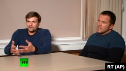 Кадр из интервью Александра Петрова и Руслана Боширова