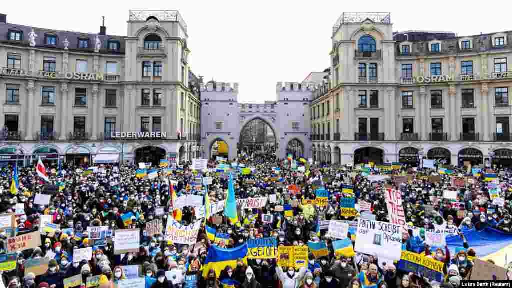 Mii de oameni s-au strâns și la Munchen, în Germania, pentru a susține Ucraina. Unul dintre mesajele transmise de cei din Munchen este „atunci când va cădea ultimul soldat ucrainean, Putin va veni înspre voi.”