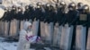Киев, 24 января. Женщина просит бойцов "Беркута" поддержать народ