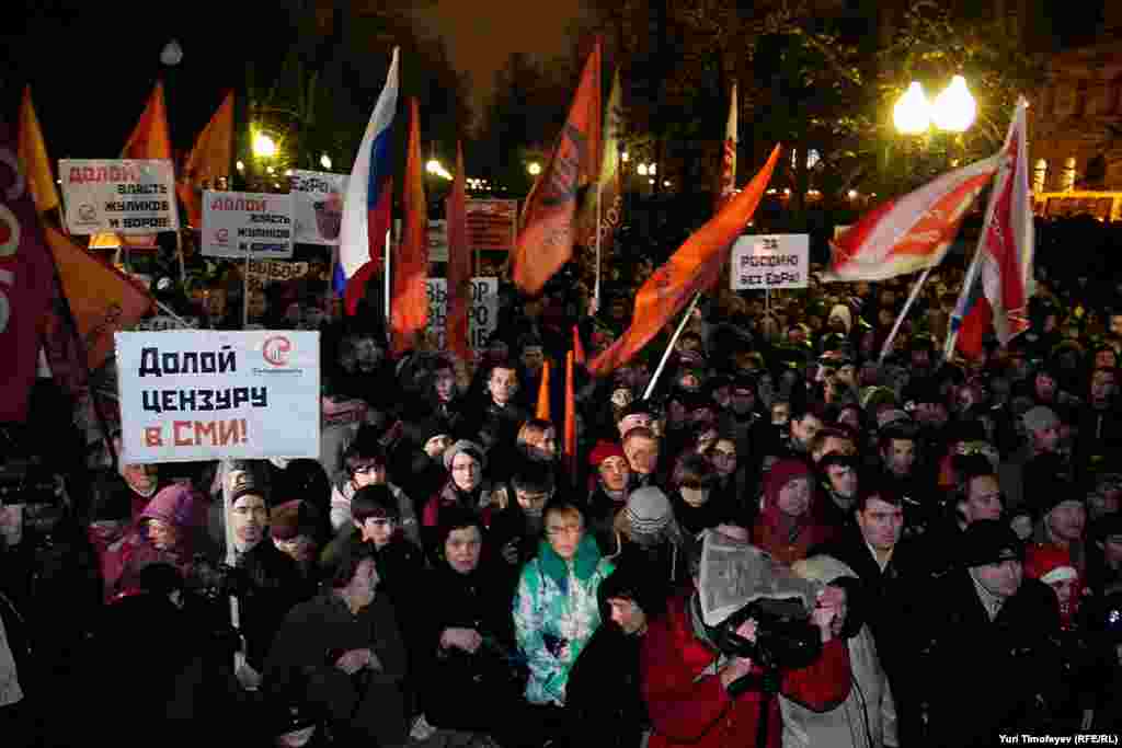 В центре Москвы несколько тысяч сторонников демократической оппозиции провели санкционированный митинг против фальсификации итогов голосования на парламентских выборах.