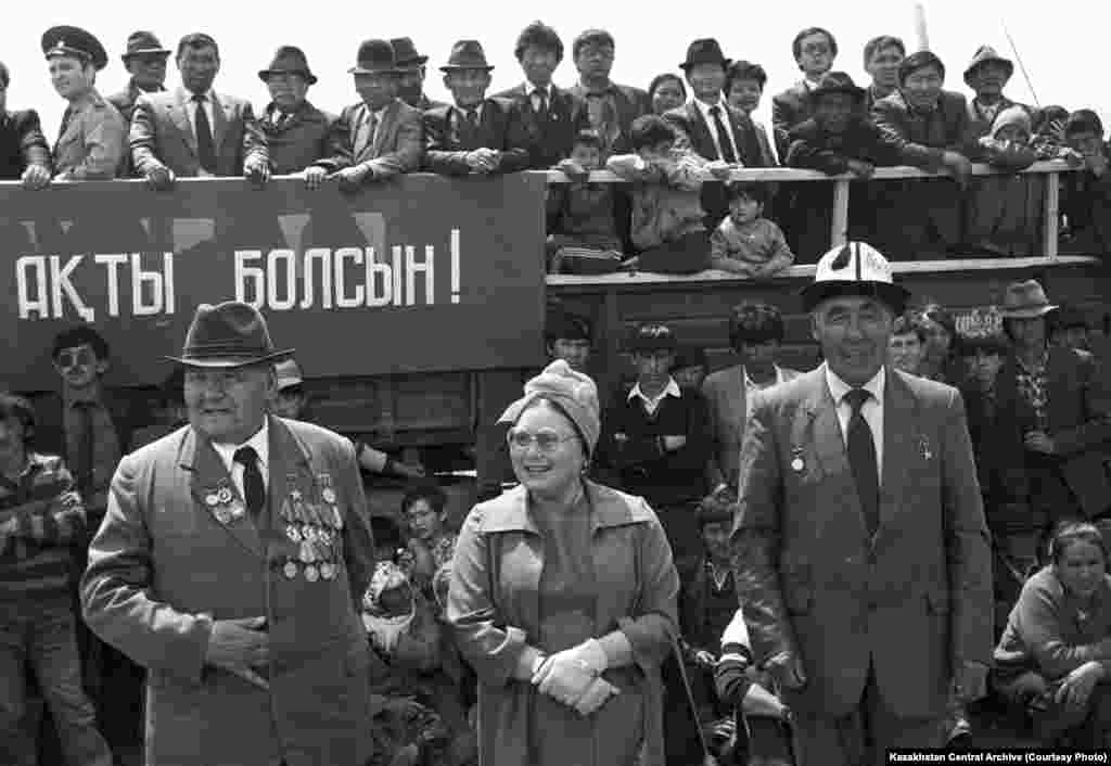Алматинская область, 1989 год. Автор съемки: Жубанов (имя не сохранилось. – Азаттык). И. Алибеков – ветеран войны и труда, Герой Соцтруда (на переднем плане – первый слева), Р. Багланова – народная артистка СССР, Ж. Молдасанов – старший чабан совхоза «Кызылтуский» Кгенского района.