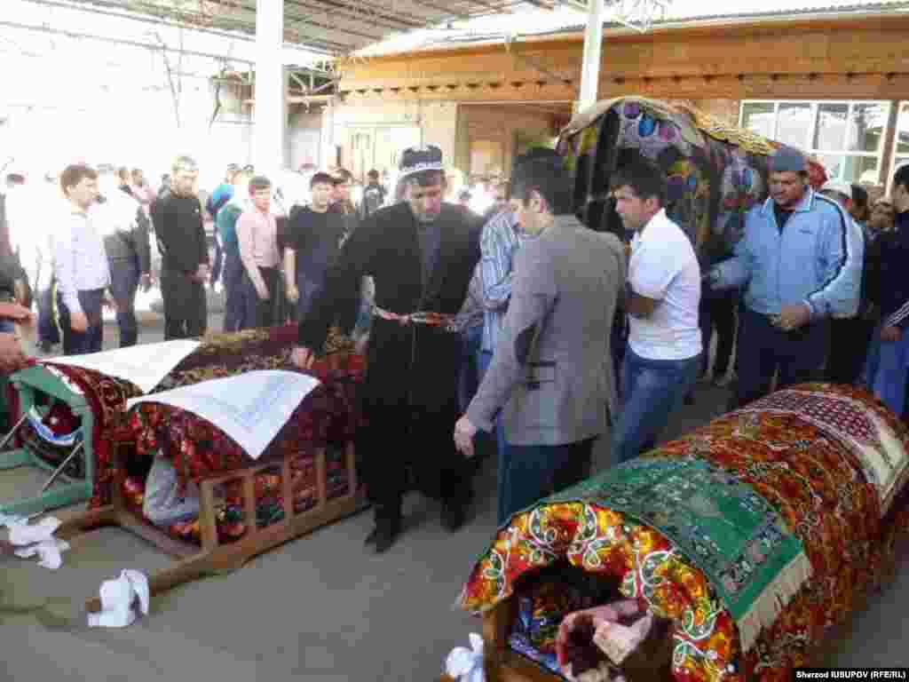 Kyrgyzstan - Osh funeral of victims of a car accident