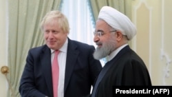 این تصویر از حسن روحانی و بوریس جانسون در دسامبر سال ۲۰۱۷ و در زمان دیدار وزیر خارجه بریتانیا (آقای جانسون در آن زمان) از تهران گرفته شدهاست.