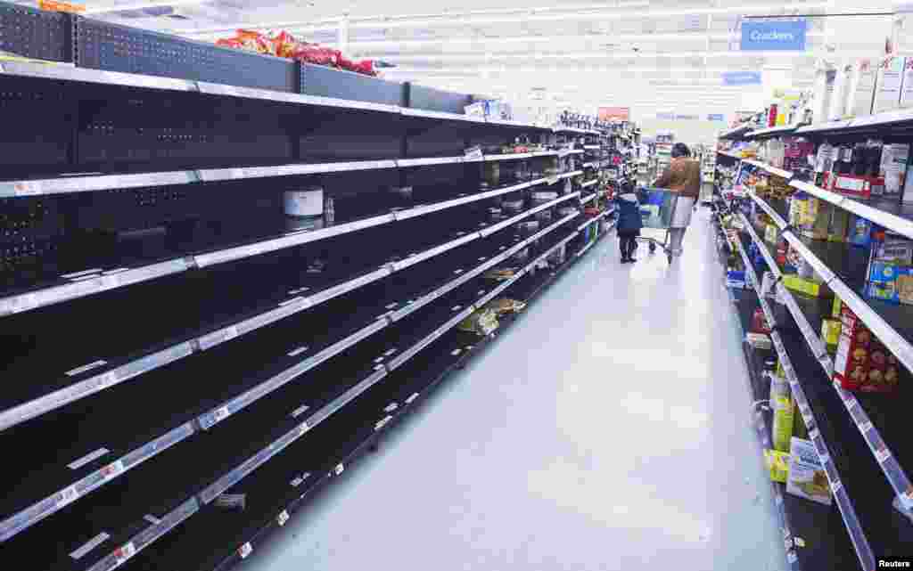 Американцы смели с полок все продукты