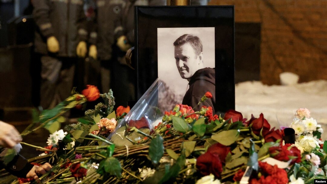 Луѓето положуваат цвеќе на гробот на Алексеј Навални по неговиот погреб во Москва, 1 март 2024 година