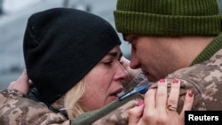 Украин аскери Краматорск вокзалында жубайы менен коштошууда.