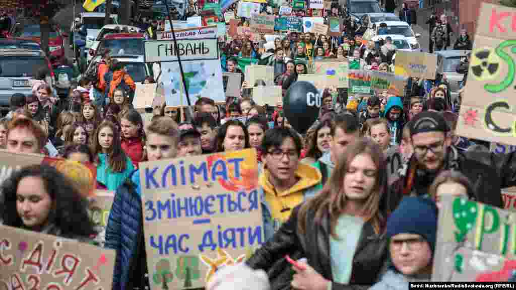 Із гаслами «Один градус змінює все», «Зміни систему, а не клімат», «В нас немає запасної планети» та плакатами на підтримку захисту клімату учасники пройшли від Михайлівського собору до Європейської площі, звідти – до Кабінету міністрів і завершили ходу біля Офісу президента