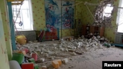 Будівля дитсадка у Станиці Луганській, пошкоджена внаслідок обстрілів 17 лютого