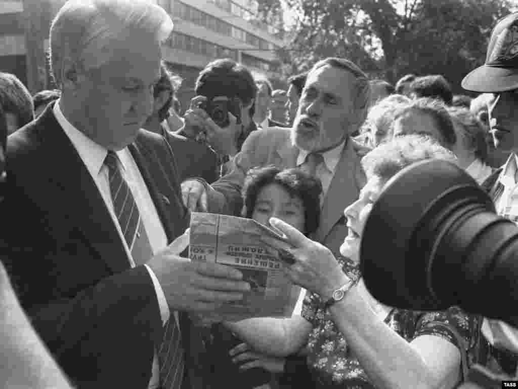 Народный депутат СССР Б.Н.Ельцин среди москвичей, 1989 год - В Москве состоялось собрание группы народных депутатов, которые будут отражать в высших органах государственной власти "Мнение леворадикальных слоев общества". На снимке: народный депутат СССР Б.Н.Ельцин среди москвичей, собравшихся у Дома кино, где проходило собрание межрегиональной депутатской группы. Фото Валерия Христофорова /Фотохроника ТАСС/.