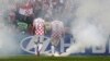 Hrvatski nogometaši uklanjaju baklje tokom utakmice sa Italijom 14. lipnja
